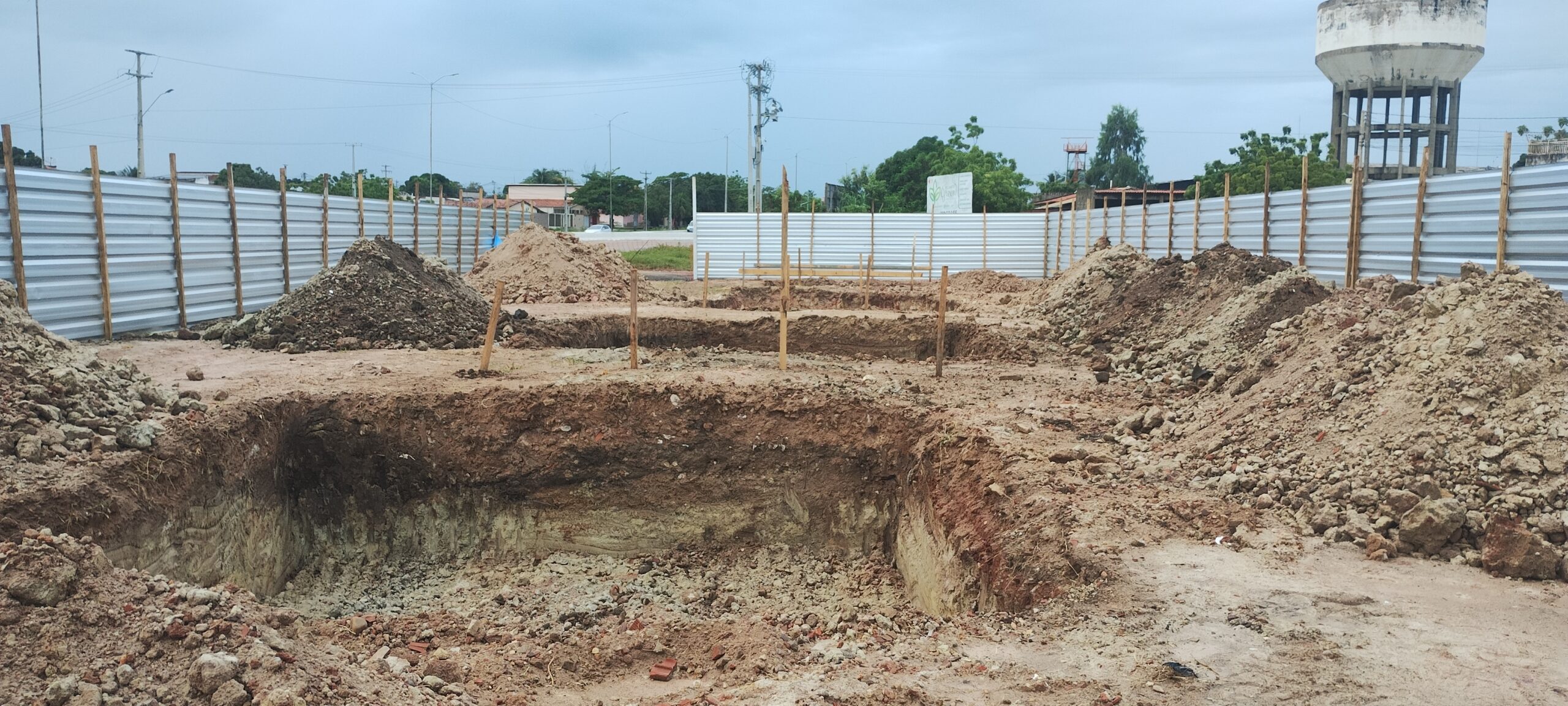 Canteiro de obras passarela 01 na entrada da cidade, sentido Mossoró/Natal/Mossoró